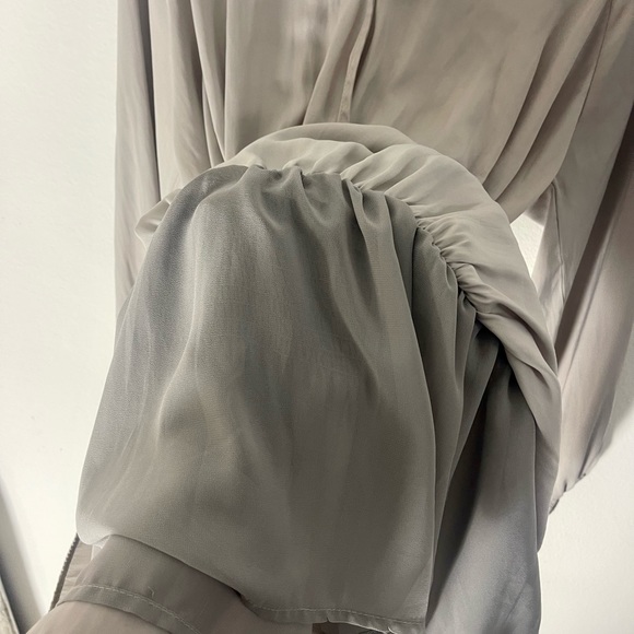 Gorgeous GLAM short light grey dress , small .v-neck , buttoned . Long sleeves - Picture 8 of 9